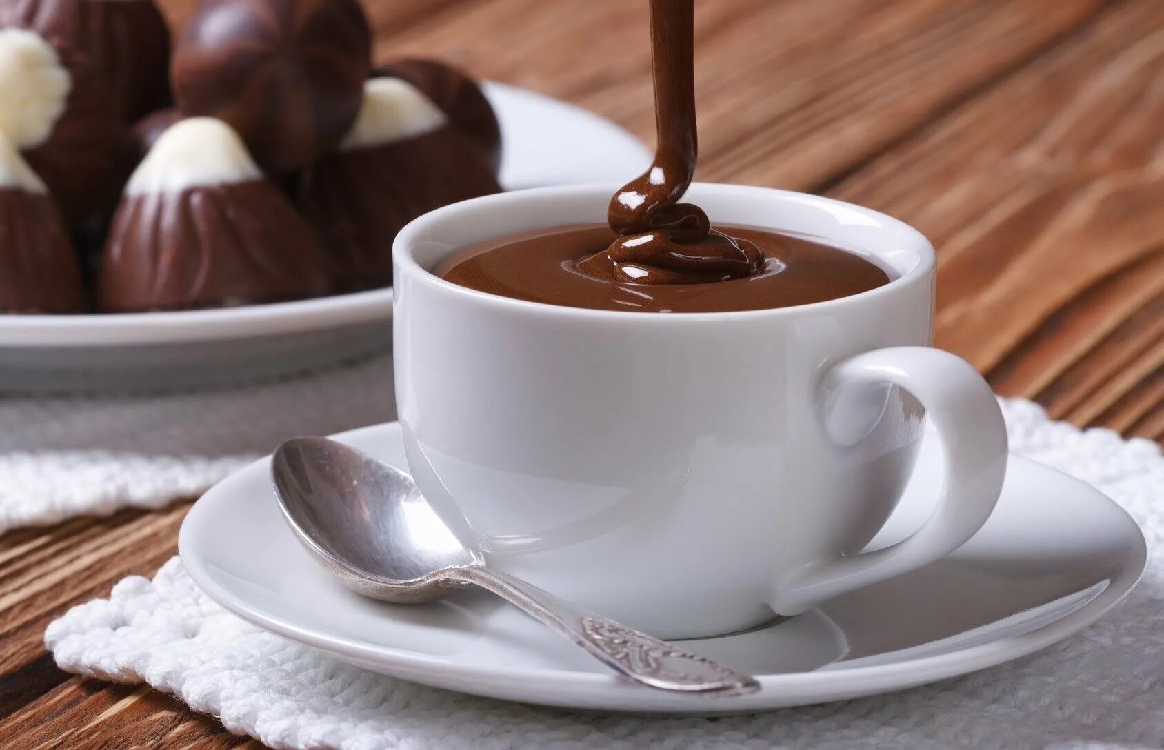 Горячий шоколад без шоколада. Чашка шоколада. Кофе и шоколад. Кружка кофе с шоколадом. Горячий шоколад в чашке.