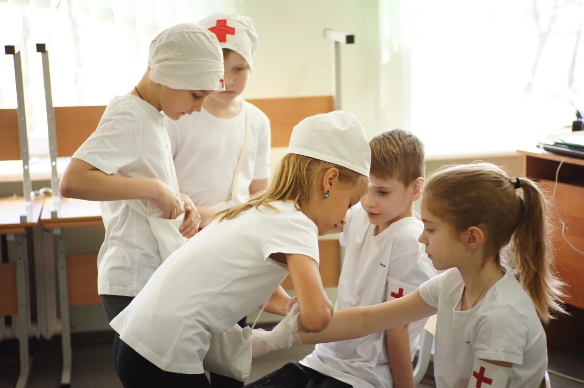 Оказание первой помощи в лагере. Первая медицинская помощь в школе. Медработник в детском лагере. Дети в медицинской школе. Медик в школе.