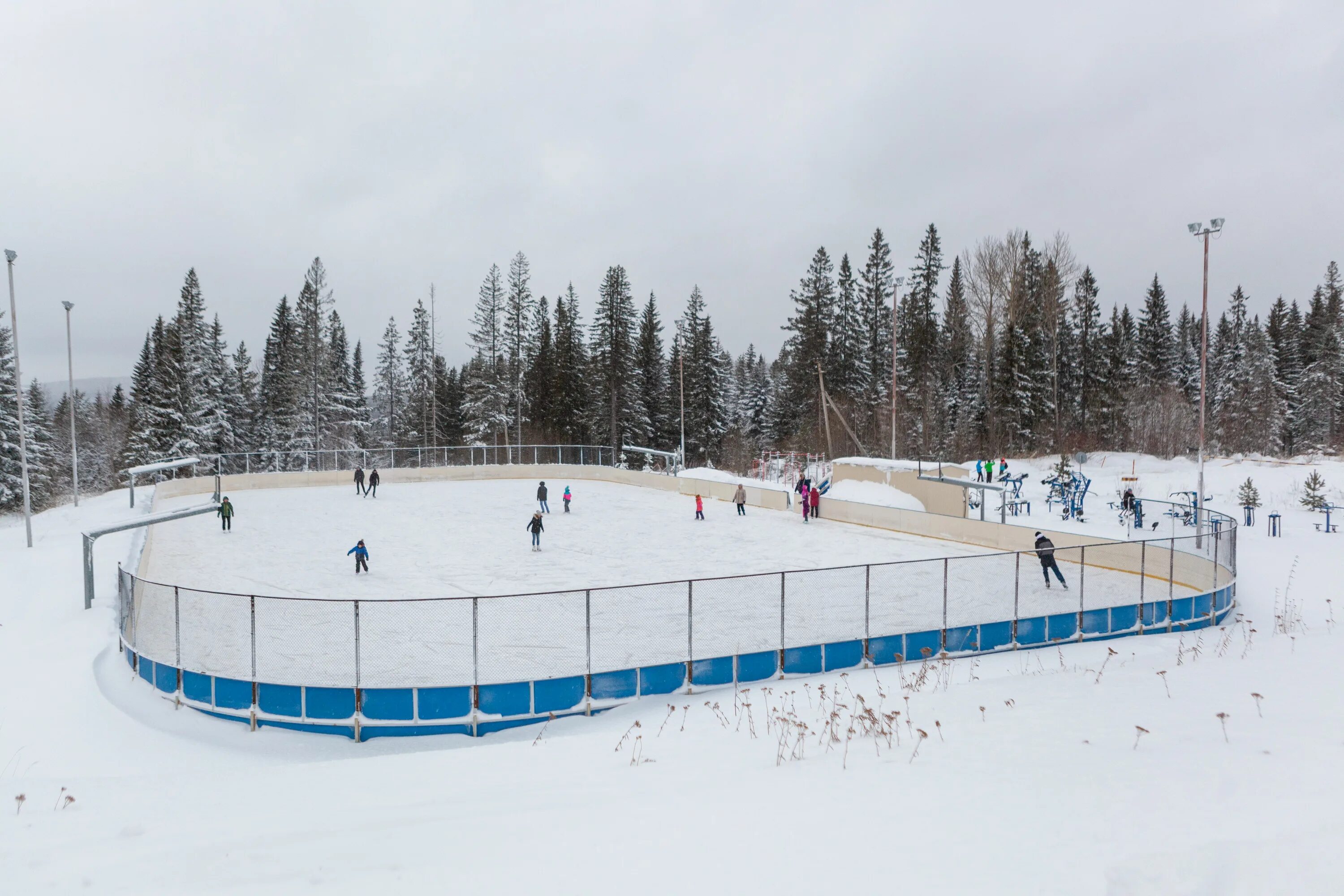 Канада lake louise зимой. Пухтолова гора каток. Каток на озере в горах. Каток на горе. Каток на поклонной горе.