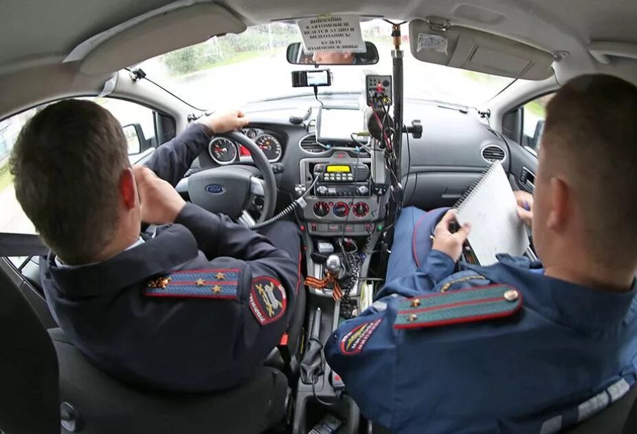 Какое оборудование использует дпс. Салон автомобиля дпс. салон полицейской машины. салон машины дпс. полицейская машина изнутри.