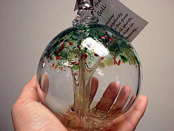 К первой чаше подвесим стеклянный шар. Стеклянный шар с декором внутри. Стеклянные шарики для декора. Прозрачный елочный шар с наполнением. Декоративный стеклянный шар новогодний.