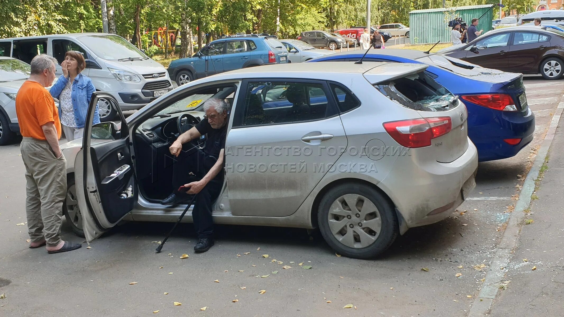 Соседи соседи и машина. Пьяный мужик бьет машины. Разбитая машина на парковке. Дети в череповце обокрал. Камера в машину для наблюдения.