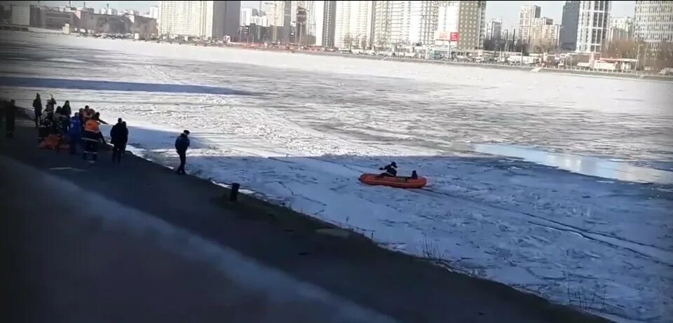 Утонул в неве. Утопленник на Обуховской обороне. Лед на Неве 2022. На Обуховской обороне утонул в Неве.