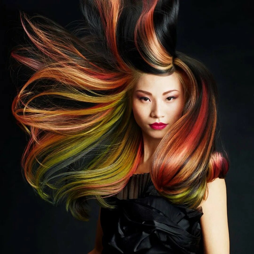 Красивая девушка салон красоты. Как стать колористом. Koloristika для парикмахеров. Окрашивание в салоне. Профессия парикмахер колорист.