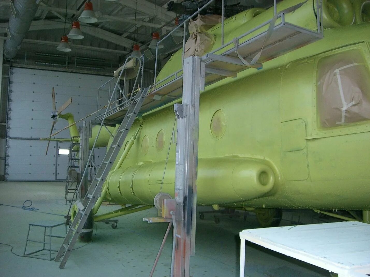Топливные баки ми-8 вертолёт. Ми-8 грузовой люк. Подвесные баки на ми-8. Ми 8 топливные баки. Топливные баки ми-8 вертолёт.