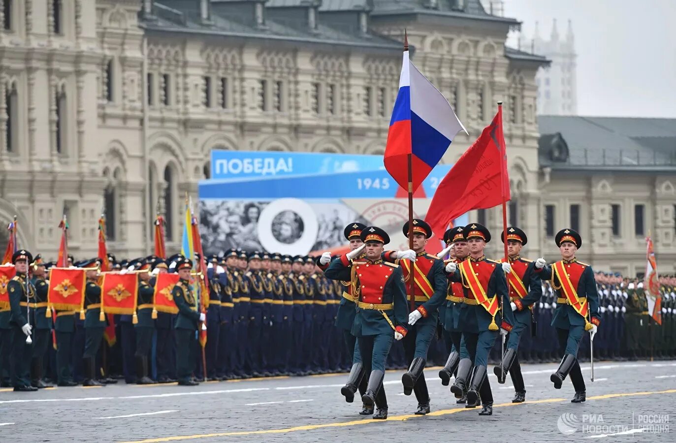 Знаменная группа на параде 9 мая красная площадь. Парад Победы на красной площади 9 мая 2021. Парад 9 мая 2020 в Москве. Парад на красной площади 9 мая.