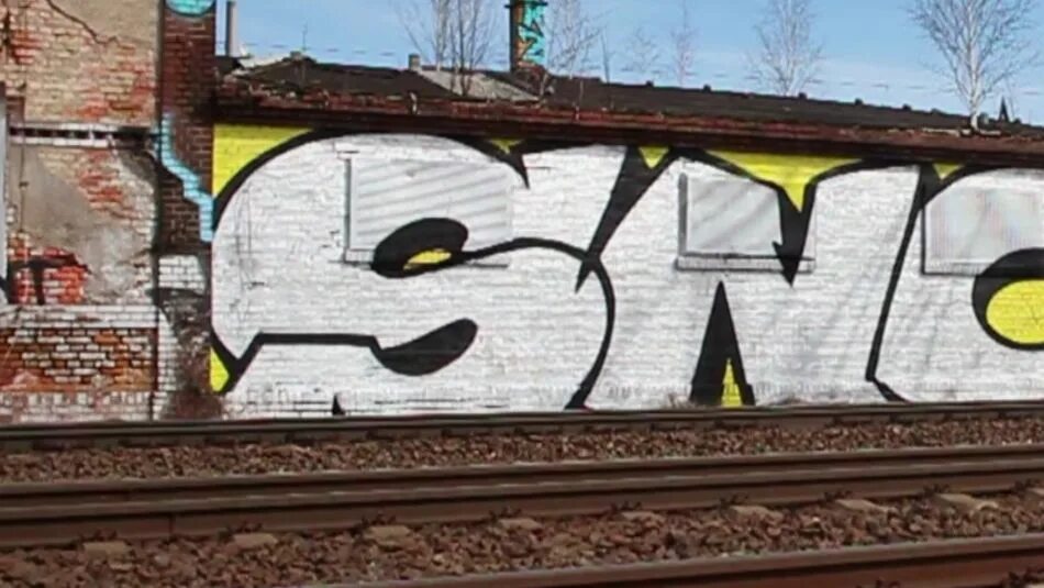 Снежок граффити. Снежок граффити. Граффити на снегу. Стрит арт зимой. Граффити аир.