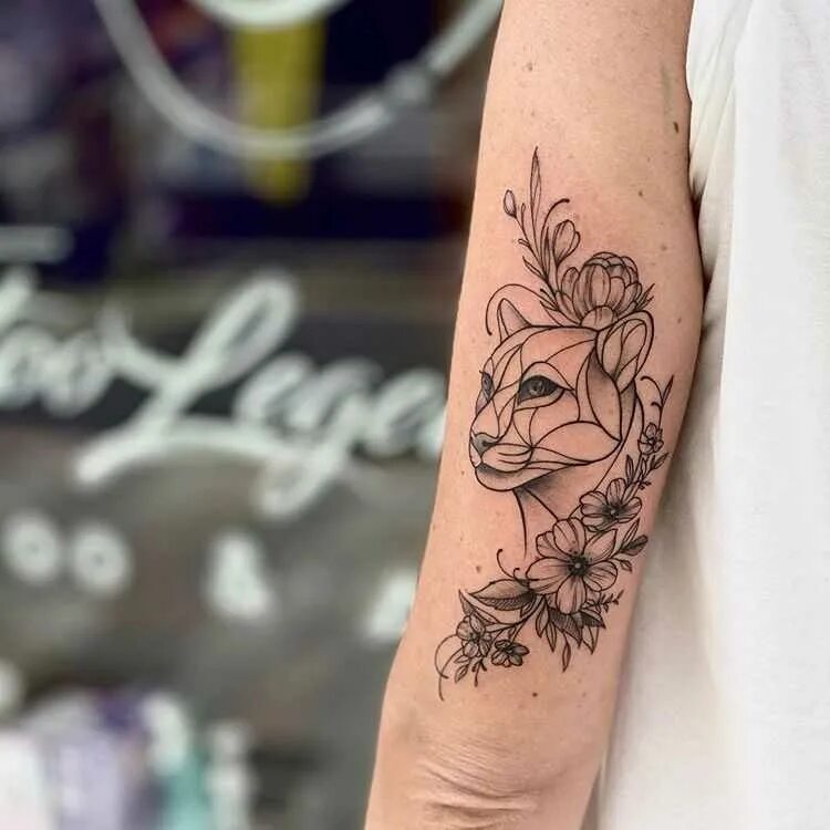 Тату львята на руке для девушки. Тату львица на предплечье женские. Тату львица и львенок. Тату львенок. Тату лев маленький.