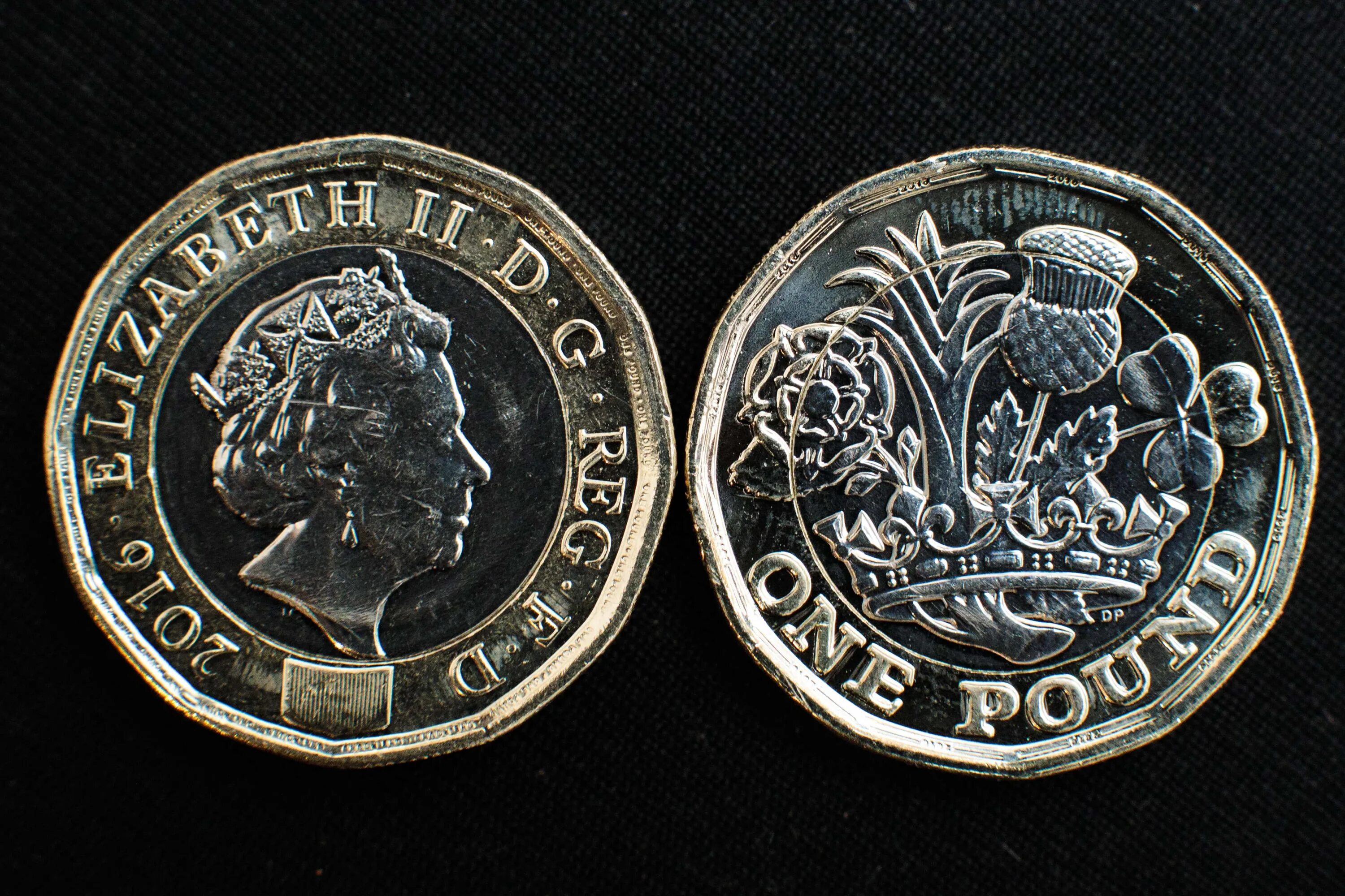 One pound монета в рублях. Стерлинг монета. Один фунт стерлингов. Один Паунд в рублях.