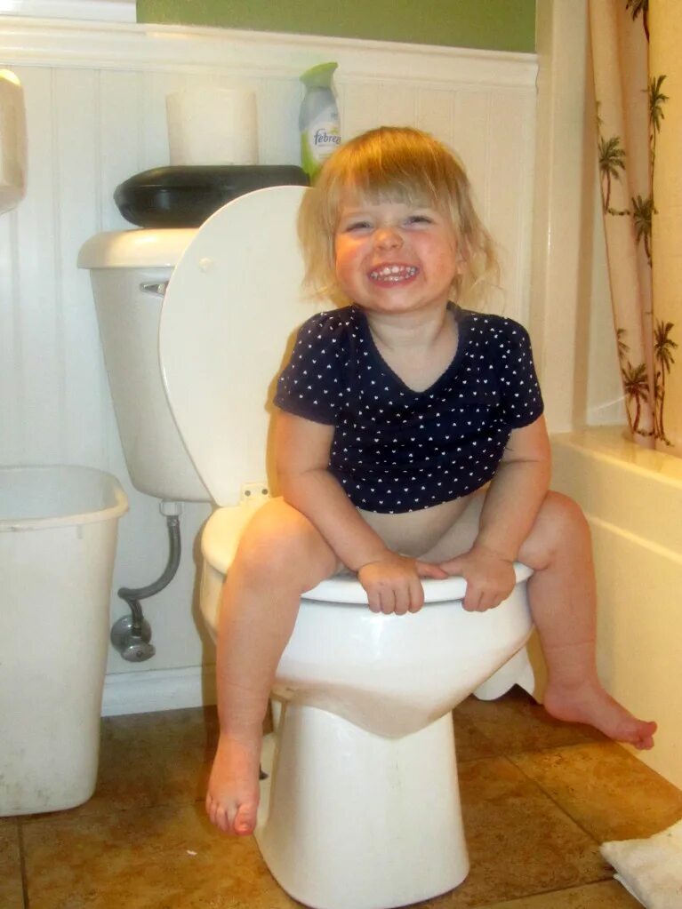 Potty пипи. Девочка Potty. Kids Potty pee девочки. Potty на унитазе. Pissing daughter