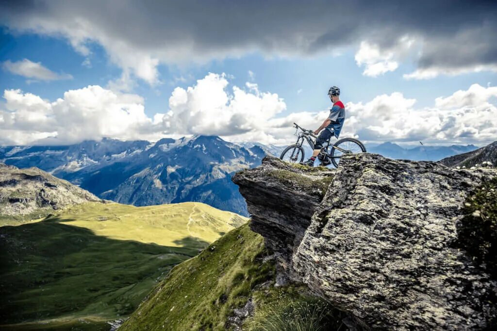 Велосипедист едет в гору. Велосипедист едет в гору. Велосипедист едет в гору. Велосипед горный mountain bike. Горный велоспорт маунтинбайк.