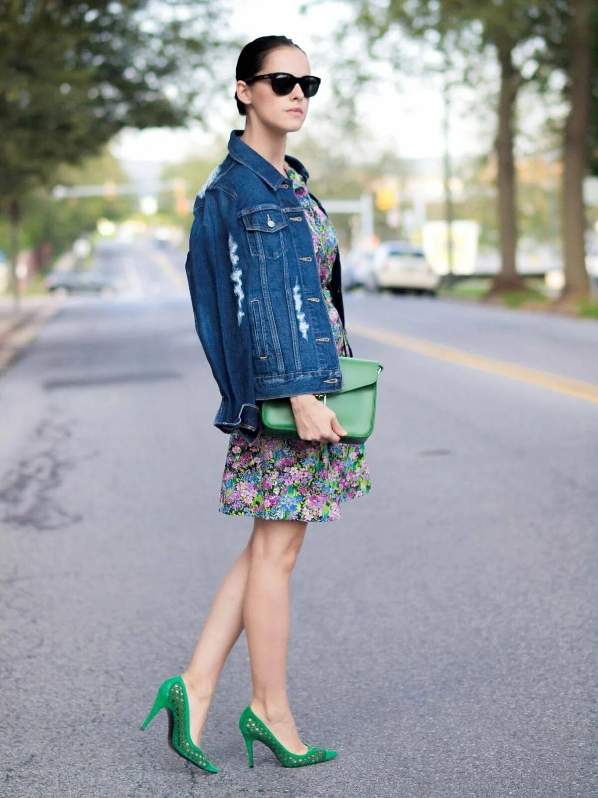 мирослава дума в белой юбке. зеленые туфли лодочки. салатовые туфли. образ с зелеными туфлями. образ с сумкой.
