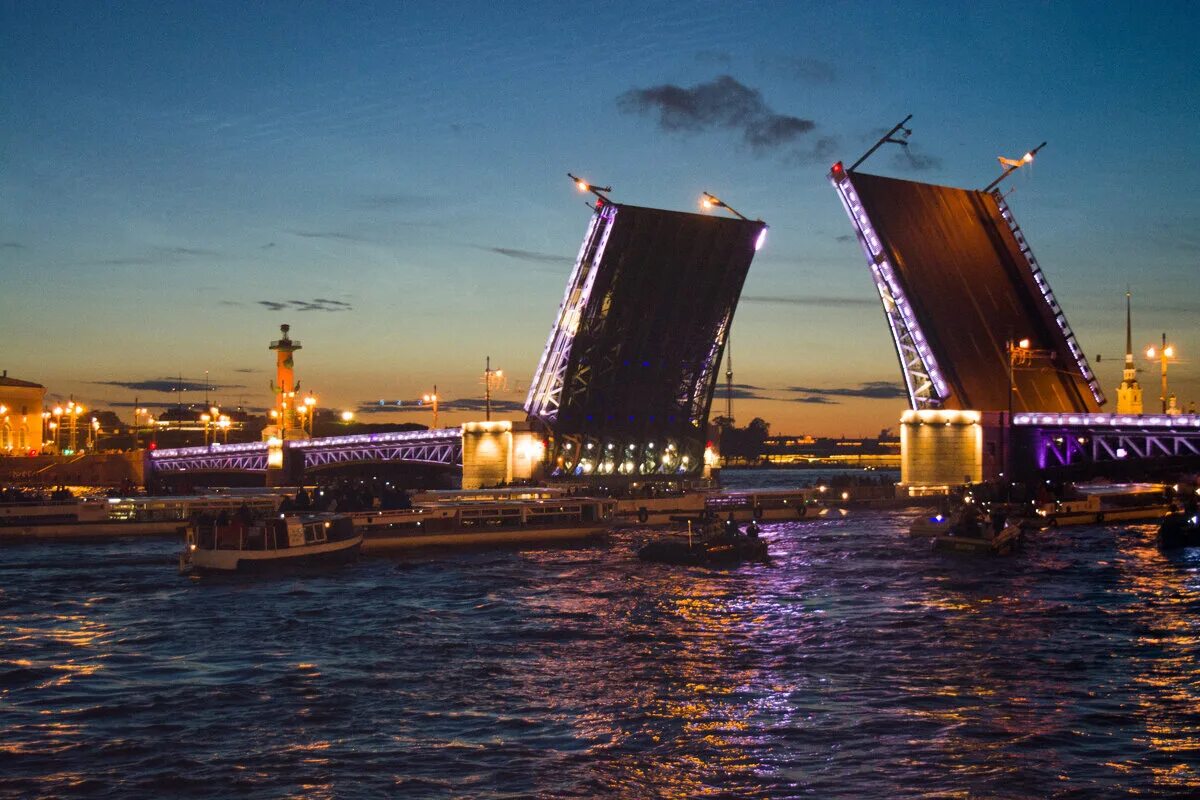 Как называется разводной мост в санкт петербурге. Дворцовый мост в санкт-петербурге. разводной мост в питере. разведенный дворцовый мост в санкт-петербурге. дворцовый мост в санкт-петербурге развод.