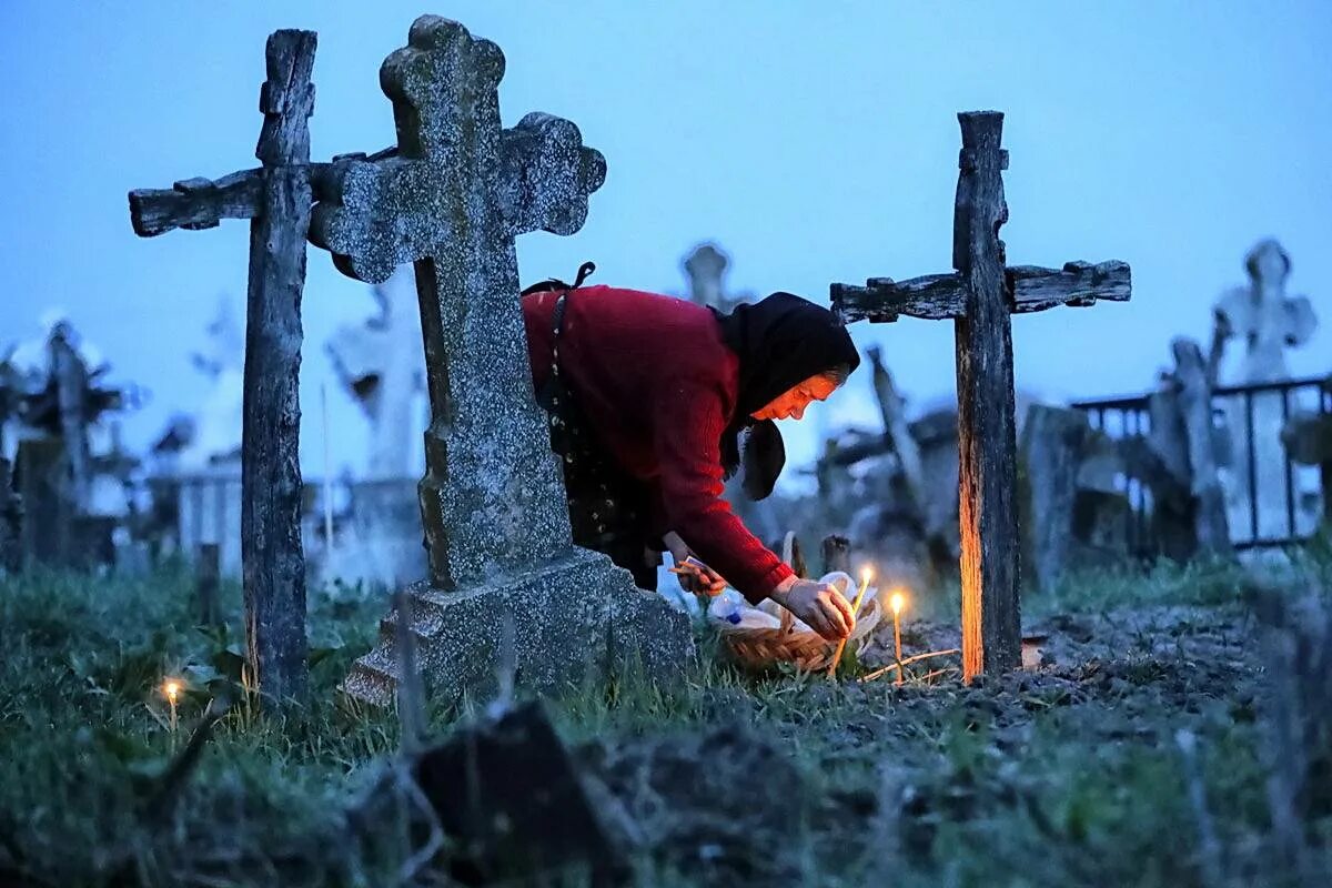 Можно ли посещать кладбище в воскресенье. Радоница поминовение усопших. Христианская могила. Пасха на кладбище. Христианское кладбище.