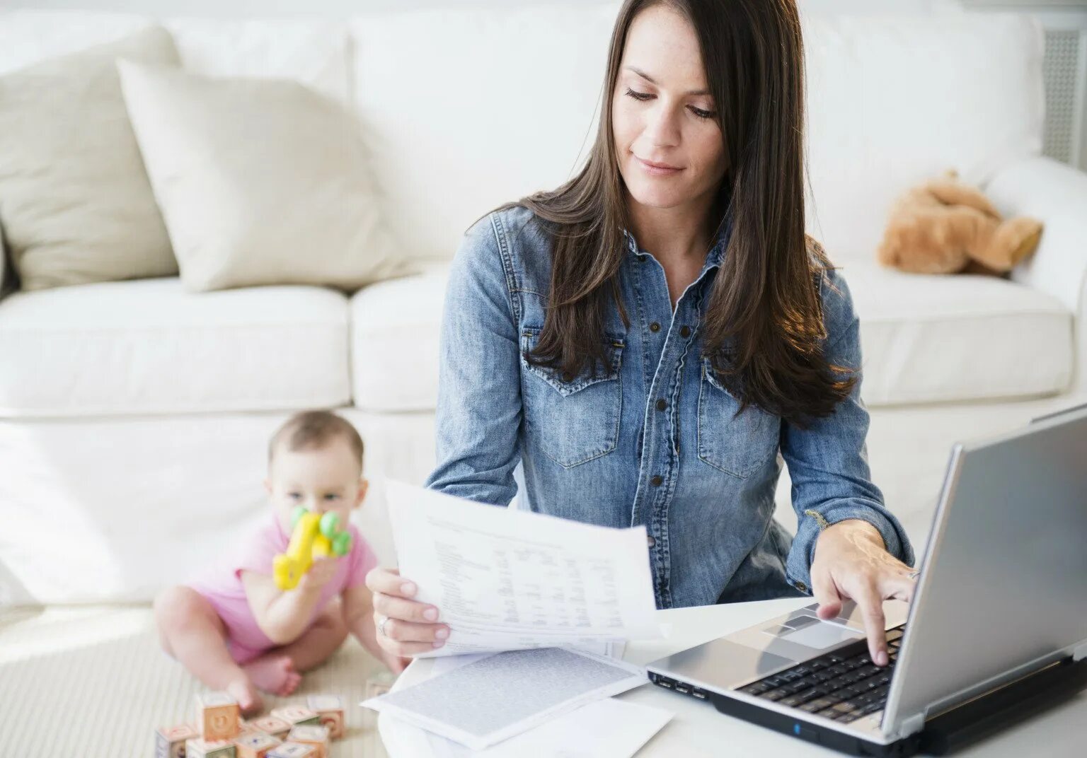 To stay at home working. Женщина в декрете. Женщина с ребенком за компьютером. Мама в декрете. Работа дома.