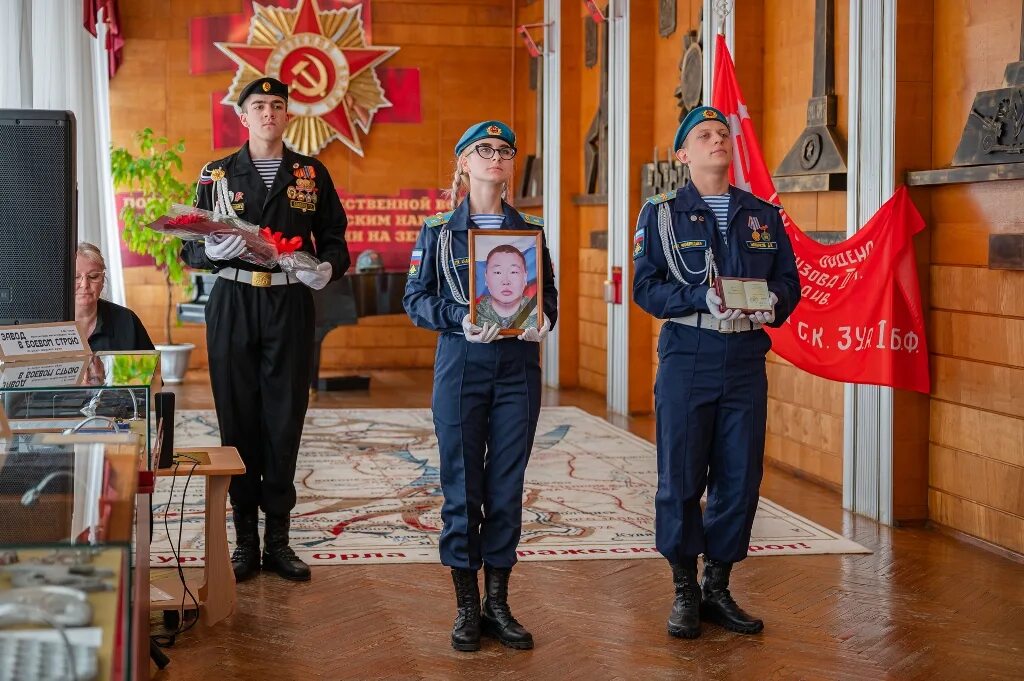 Награда семья героя. Награда семья героя. Солдат с наградами. Награда семья героя. Награждение орденом мужества.