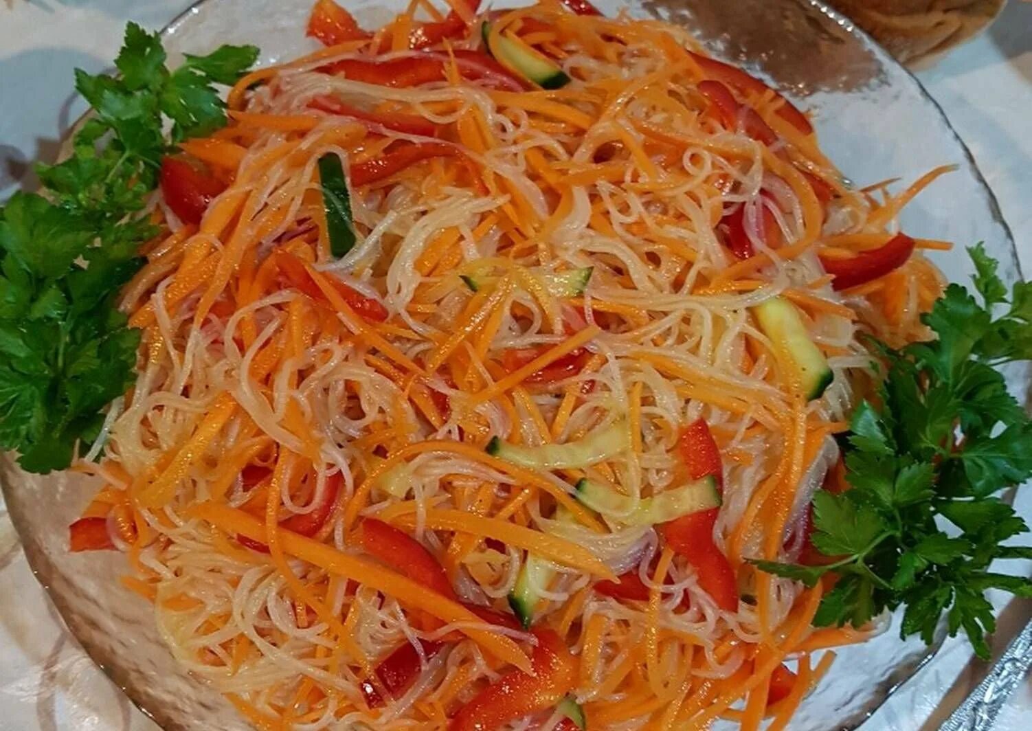 Праздничные салаты с фунчозы. Салат фунчоза. фунчоза с овощами. салат с фунчозой по корейски. салат из фунчозы с овощами.