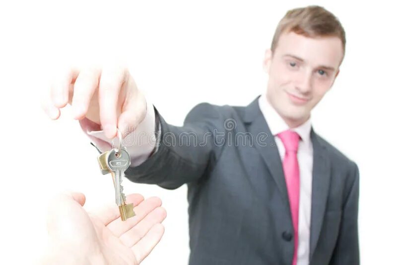 Мужчина дает ключи. Отдает ключи. Мужчина с ключом в руке. Человек отдает ключи. Риэлтор передает ключи.