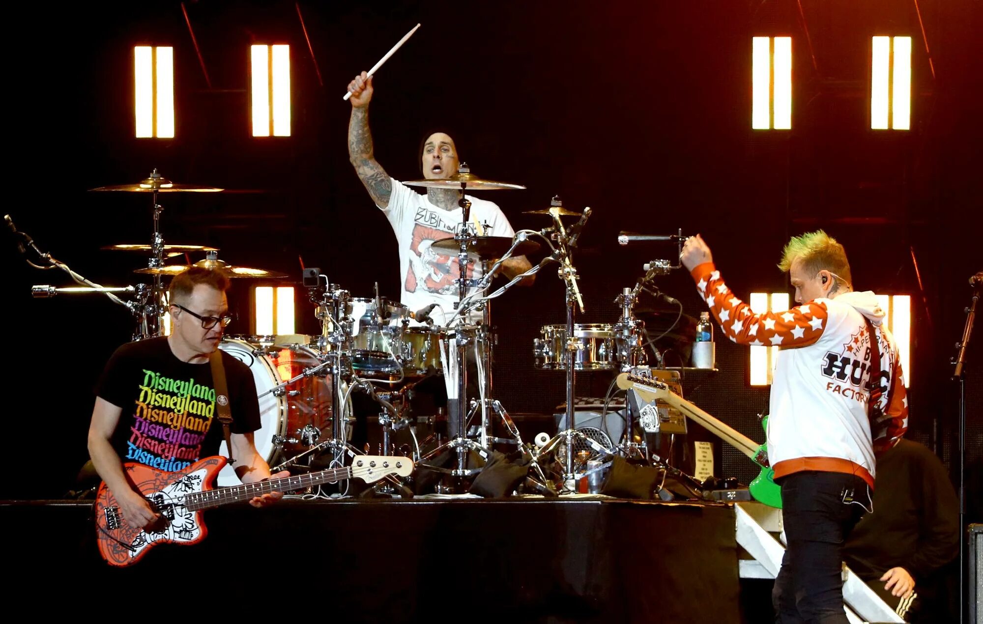 Blink 182 2025. Солист blink 182. blink 182 2025. blink 182 2025 фото.