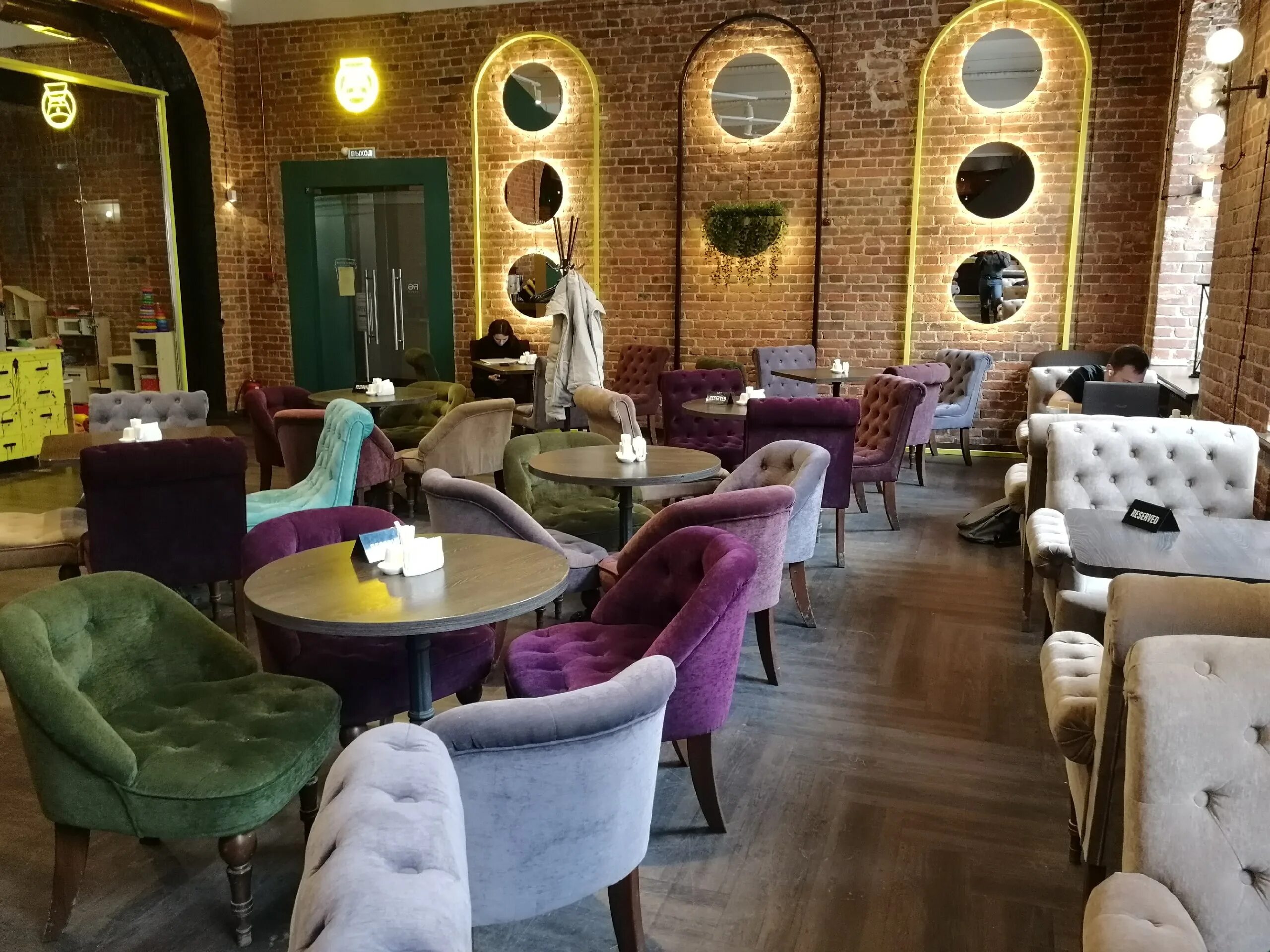 Открыли ли бары. Нолли бар. Сюзюран бар. Открыли ли бары. Самое милое заведение москвы.