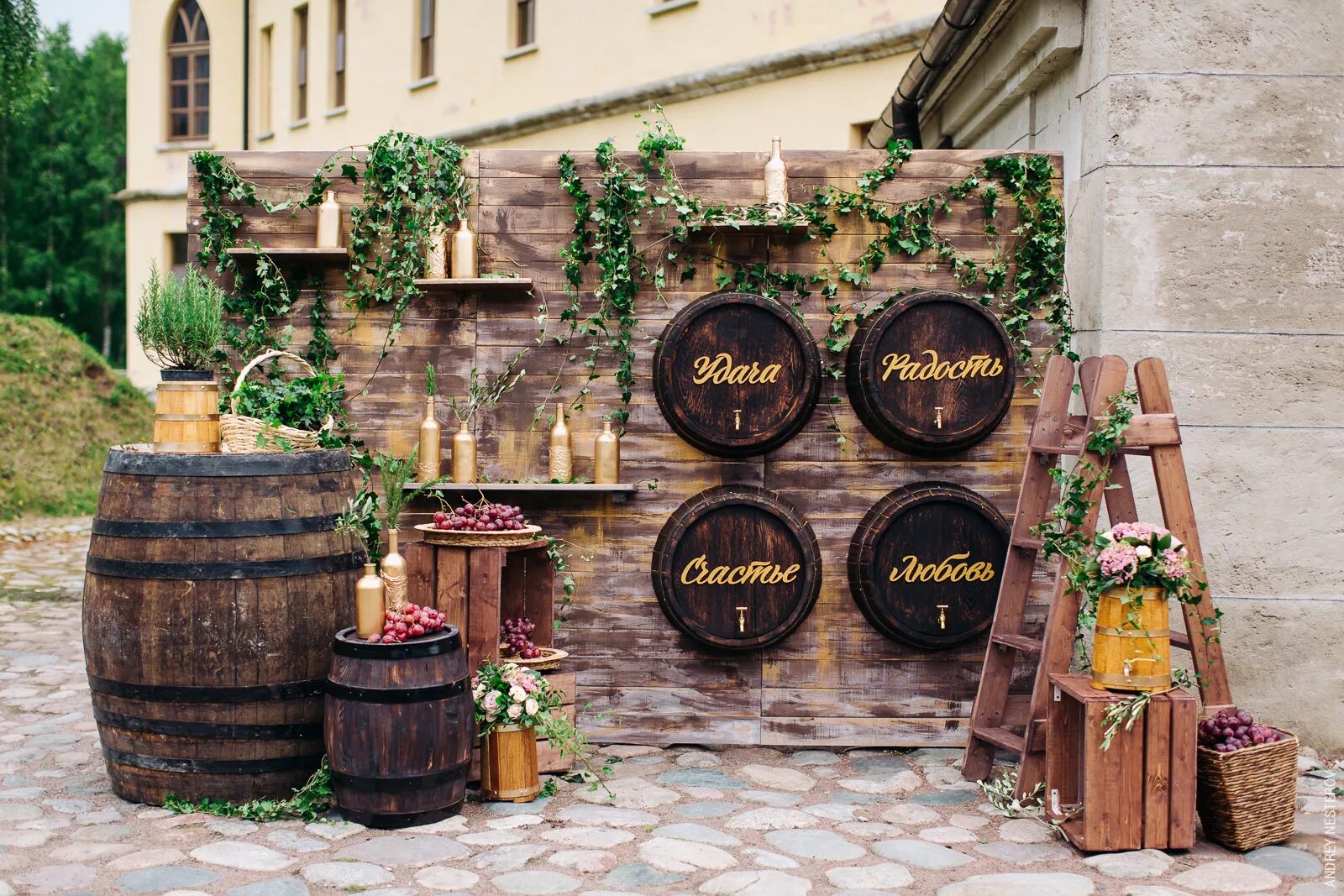 Винные улицы. Винодельни Тосканы. Итальянский дворик Грузия вино. Фотозона в итальянском стиле. Деревянная бочка.