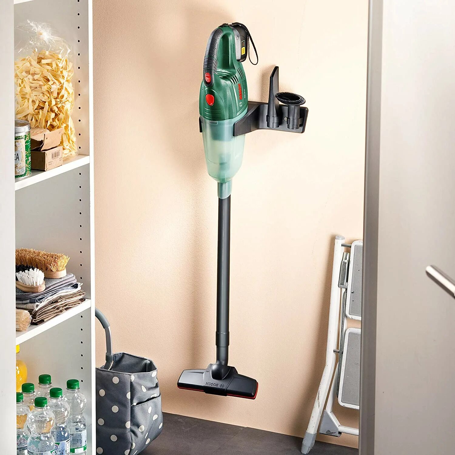 Хозяйственный шкаф. Шкаф для пылесоса и гладильной доски. Хозяйственный шкаф. Куда ставить пылесос. Хозяйственный шкаф наполнение.