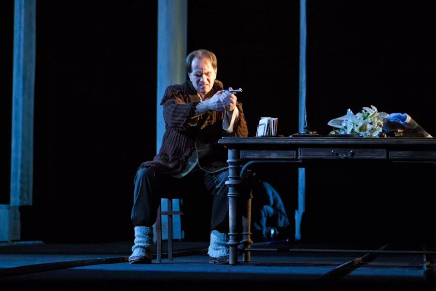 спектакль обычные люди. люди на спектакле. люди в театре. сцена счастья. человек и джентльмен спектакль.