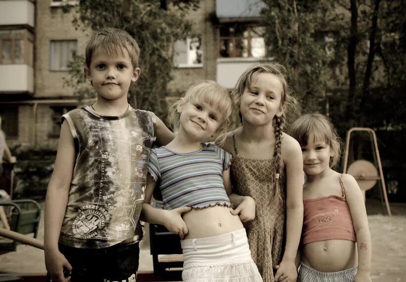 фотосессия во дворе. депи на прозрачном фоне. ребята во дворе. ребята детишки. ребята детишки.