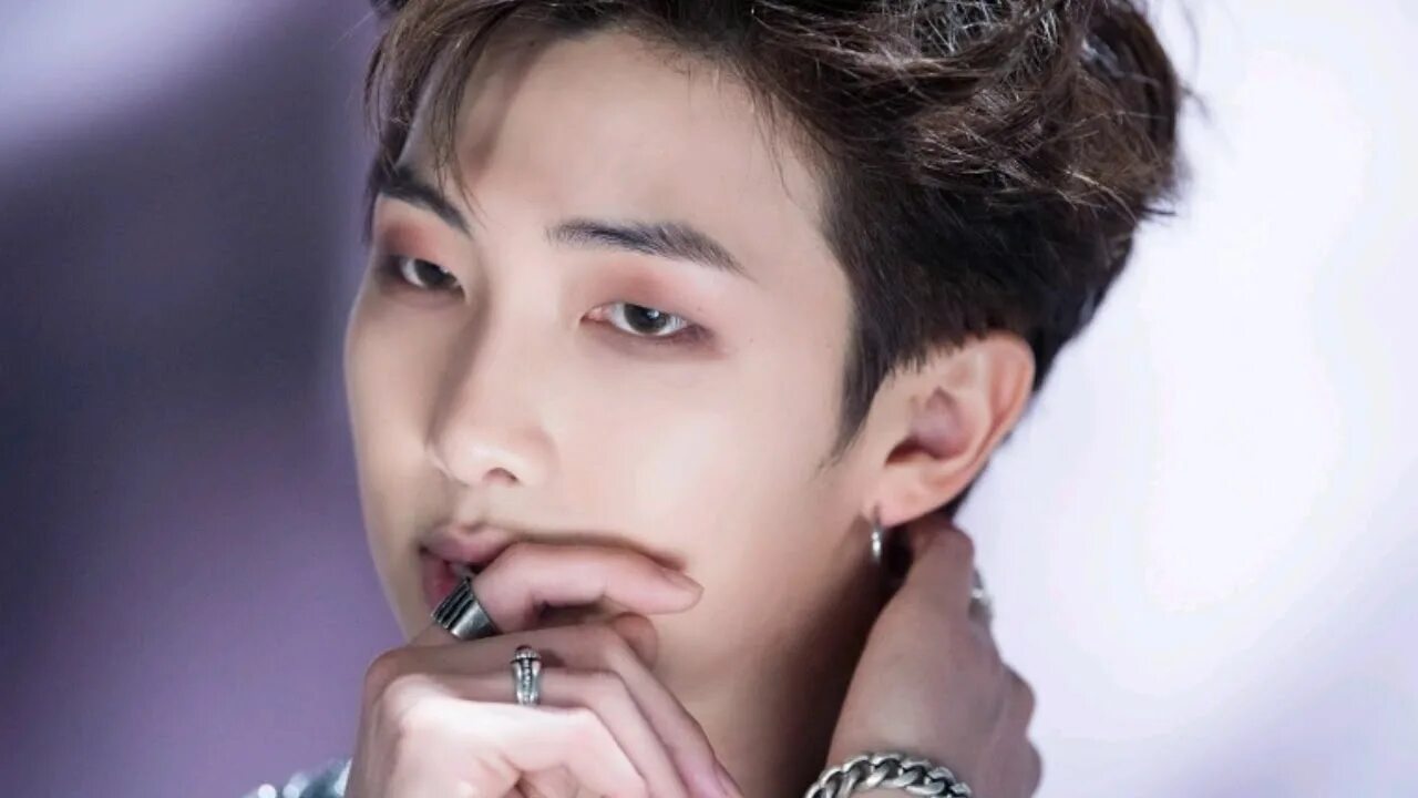 Сколько лет намджуну из бтс. Ким намджун. ким намджун диспатч. бтс fake love намджун. bts fake love намджун.
