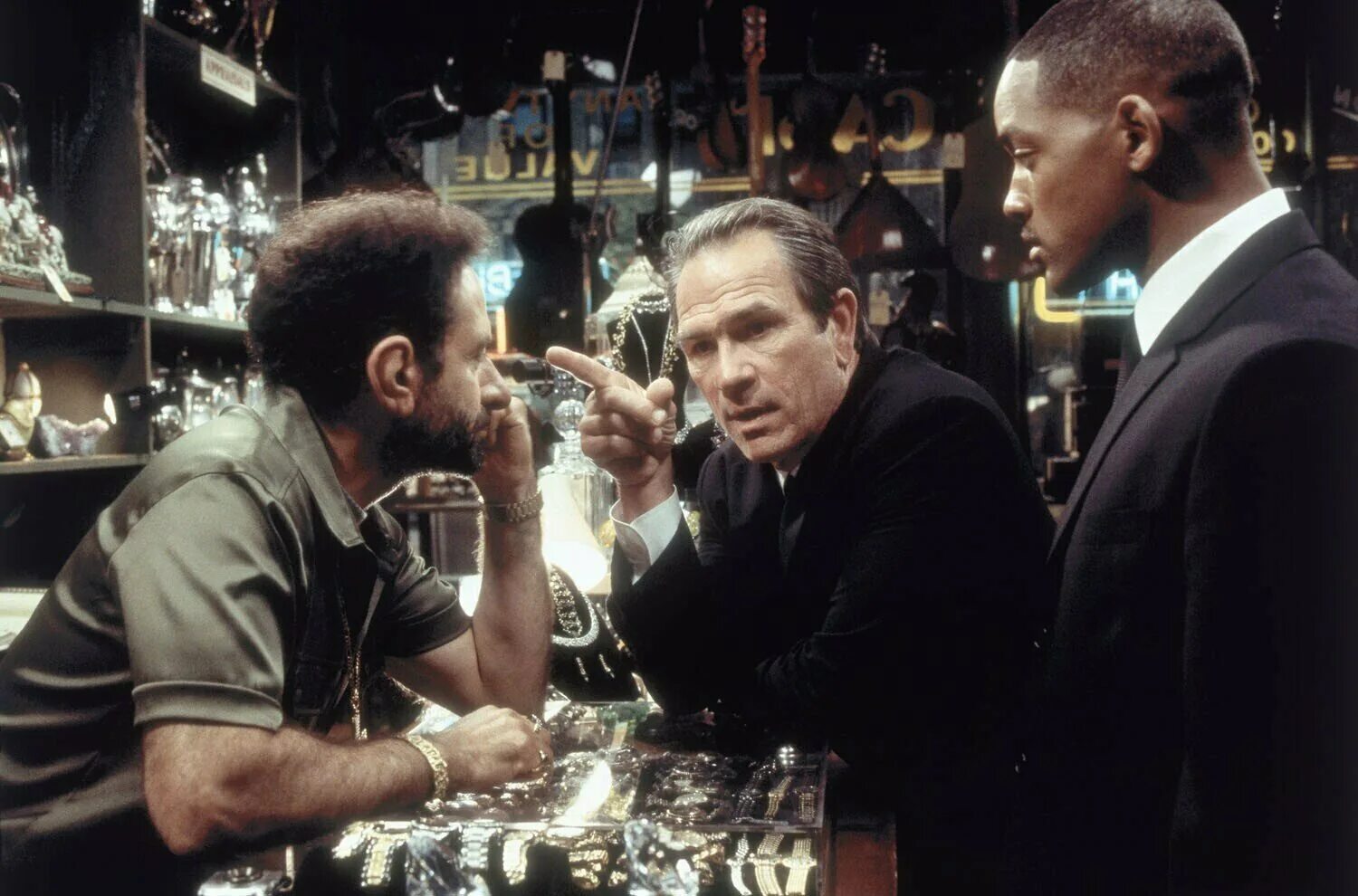 люди в черном 1997 микей. люди в черном 1997. как снимали люди в черном. люди в черном 3 фильм. съемки фильма люди в черном 2.