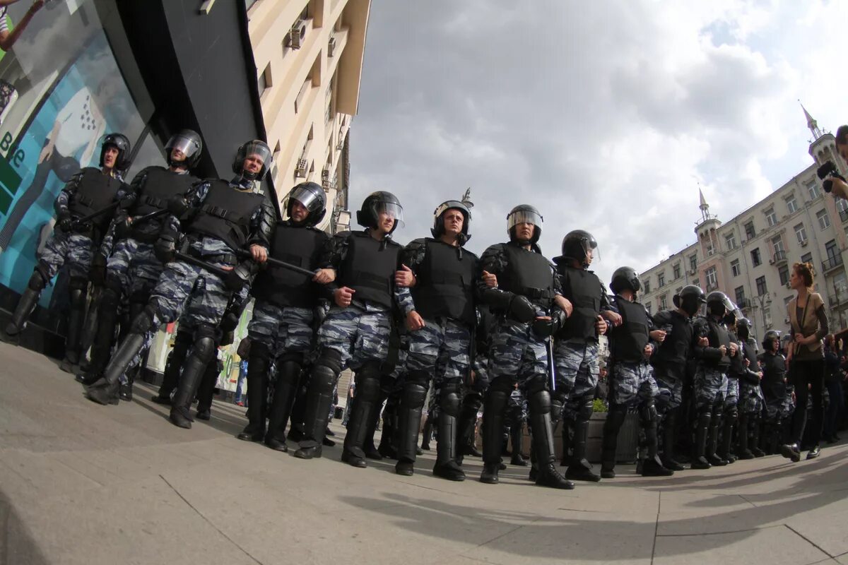 Росгвардия на митинге. ОМОН форма на митингах. ОМОН на улице. Омон на улицах