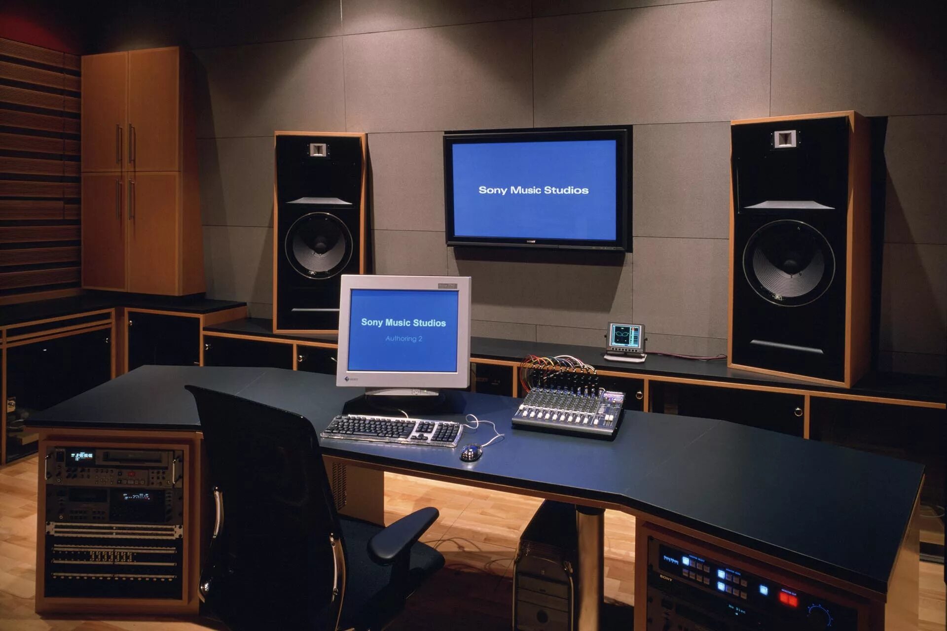 Computer studio. Retro sony studio monitors. студия звукозаписи sony. студия sony music. звукостудия sony.