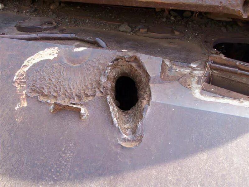 Пробитие кумулятивным снарядом брони танка. Броня не пробита. Подкалиберный снаряд танк. Пробивание брони. Пробивание брони.