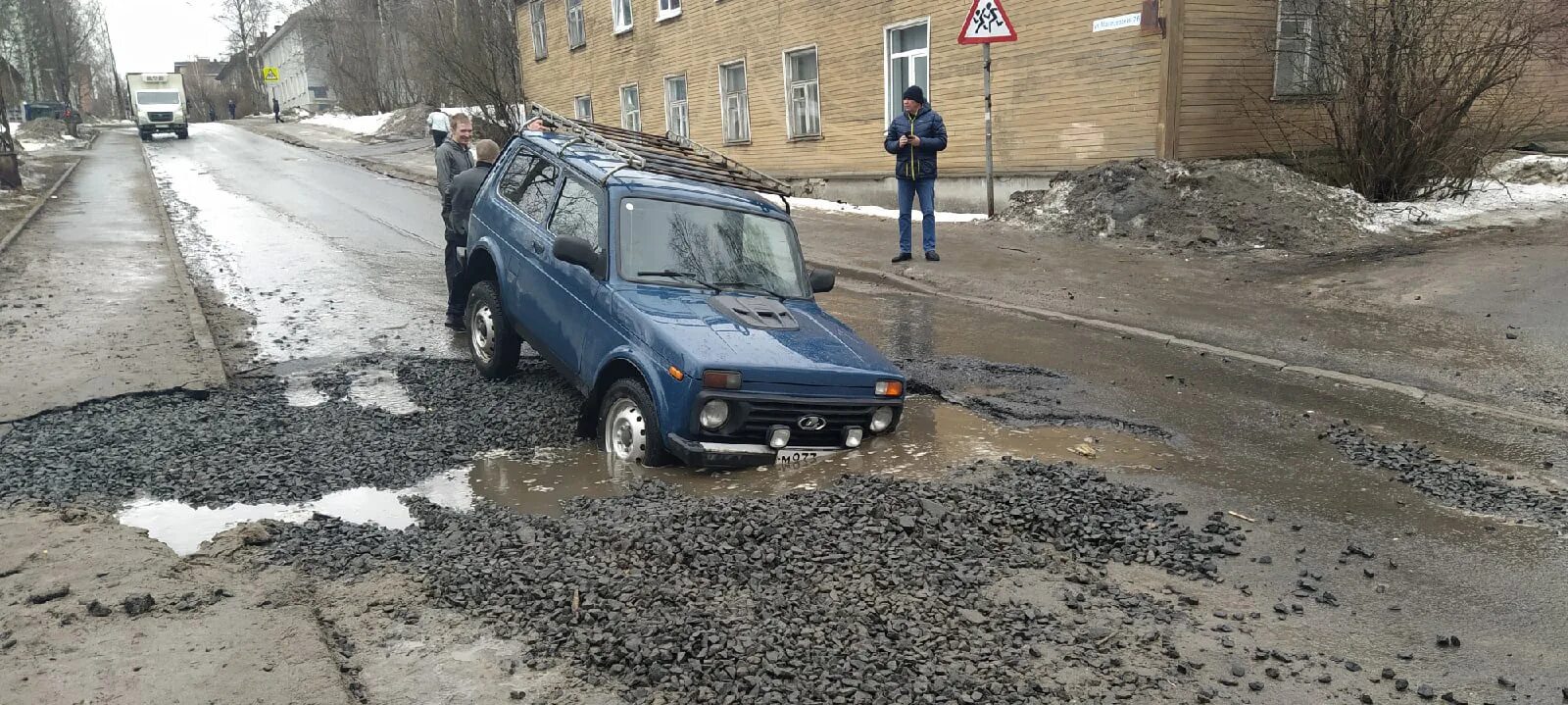 Плохие дороги ответ. Яма на дороге. Яма в асфальте. Плохие дороги. Дороги с ямами.