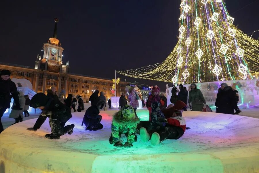 Площадь 1905 года екатеринбург 2023 ледовый городок. Ледовый городок екатеринбург 2023. Екатеринбург площадь 1905 ледовый городок. Ледовый городок екатеринбург 2022 площадь 1905. Ледовый городок екб 2023.