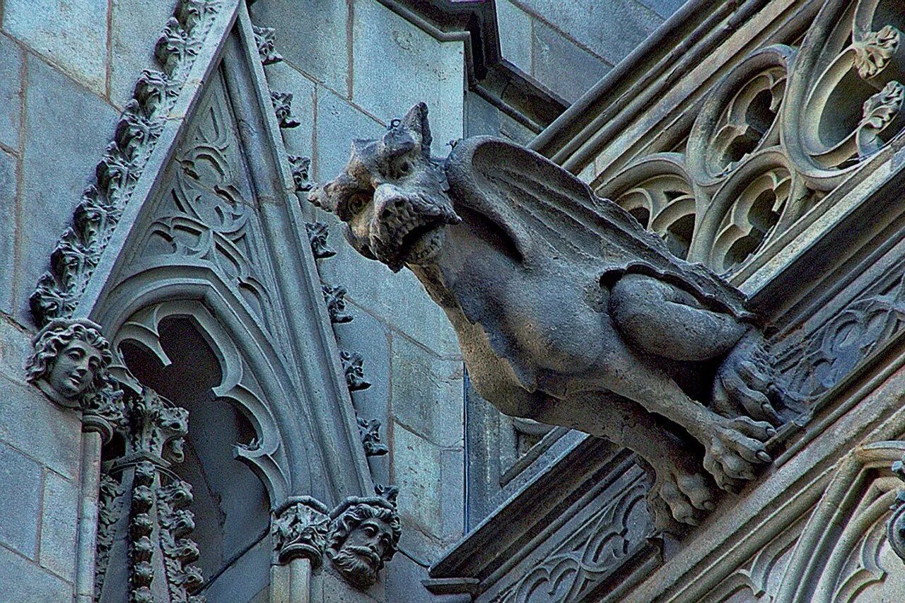 Готика скульптура гаргульи. Дом с горгульей калининград. Гаргульи гарибальди. Замок гарибальди гаргульи внутри. Статуя грифона гаргульи.