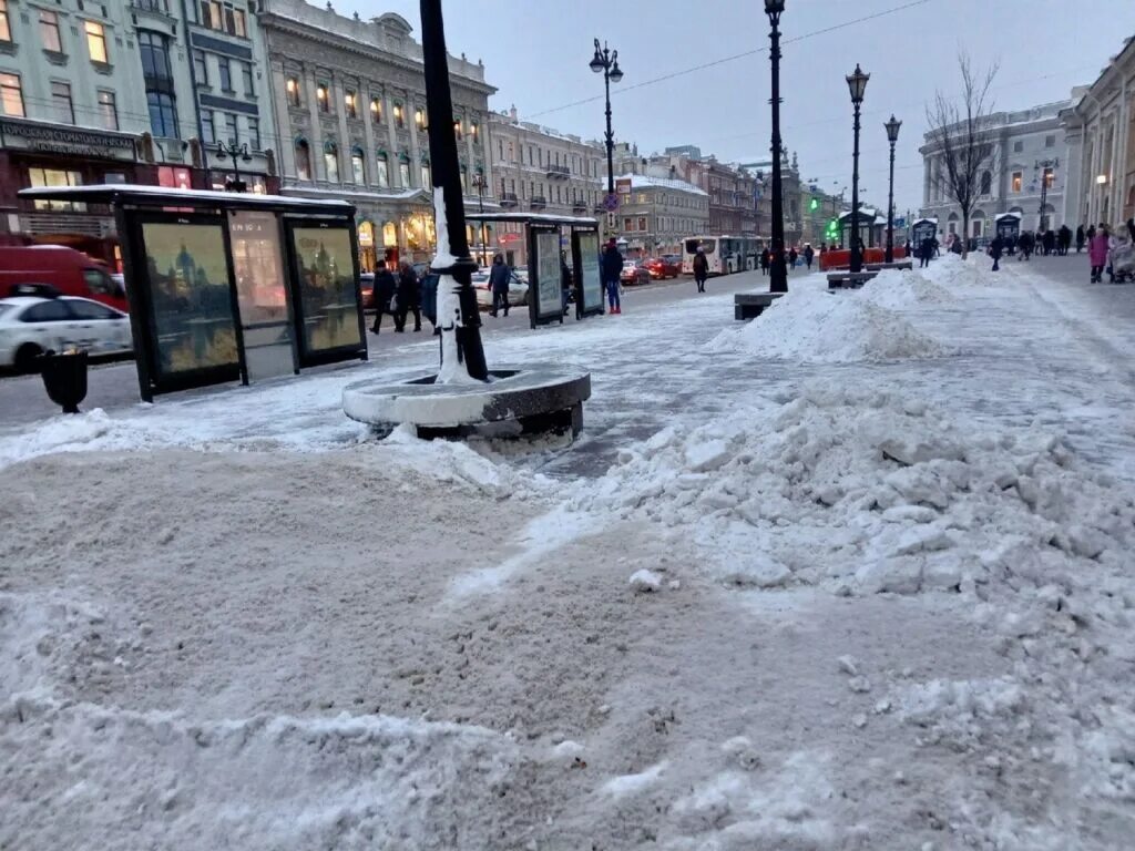 Сугробы на улице. Сугробы в Петербурге. Снежные улицы Питера. Сугробы в городе. Почему на улице снег