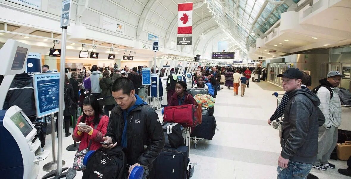 Поставь аэропорт. Аэропорт Торонто Пирсон. Иммигранты в аэропорту. Аэропорт Канады. Аэропорт Монреаль Канада.