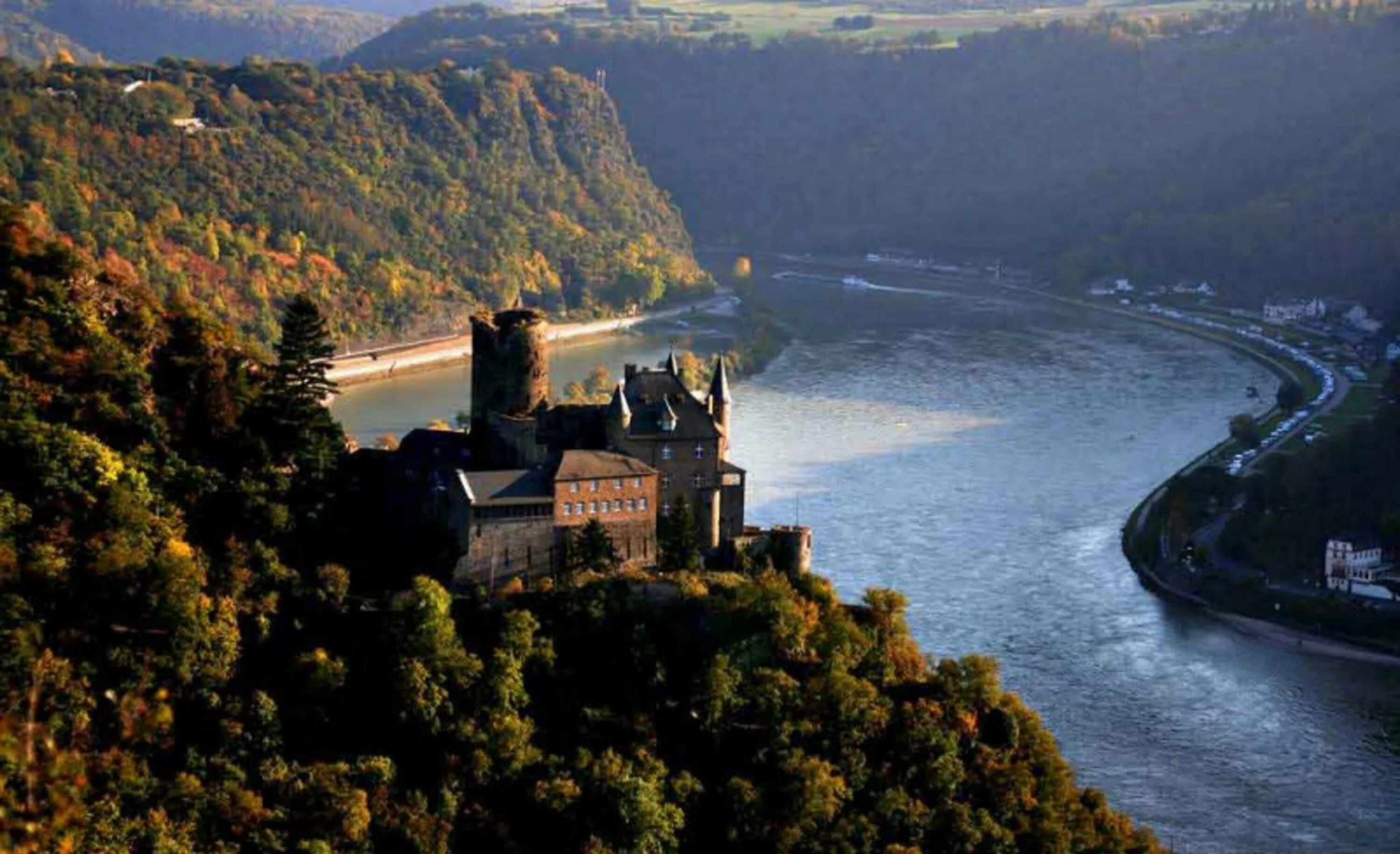 Исток реки рейн. Долина среднего Рейна Германия. Долина Рейна замок Эльц. Долина реки Рейн Германия. Рейнская Долина в Германии.