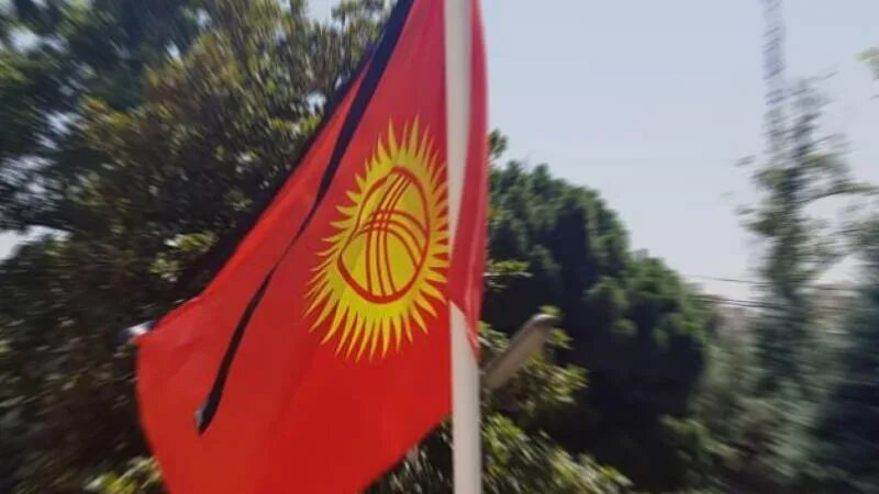 Траур в стране флаг. Флаг Кыргызстана. Флаг кыргызстанец. Флаг Кыргызстана траур.