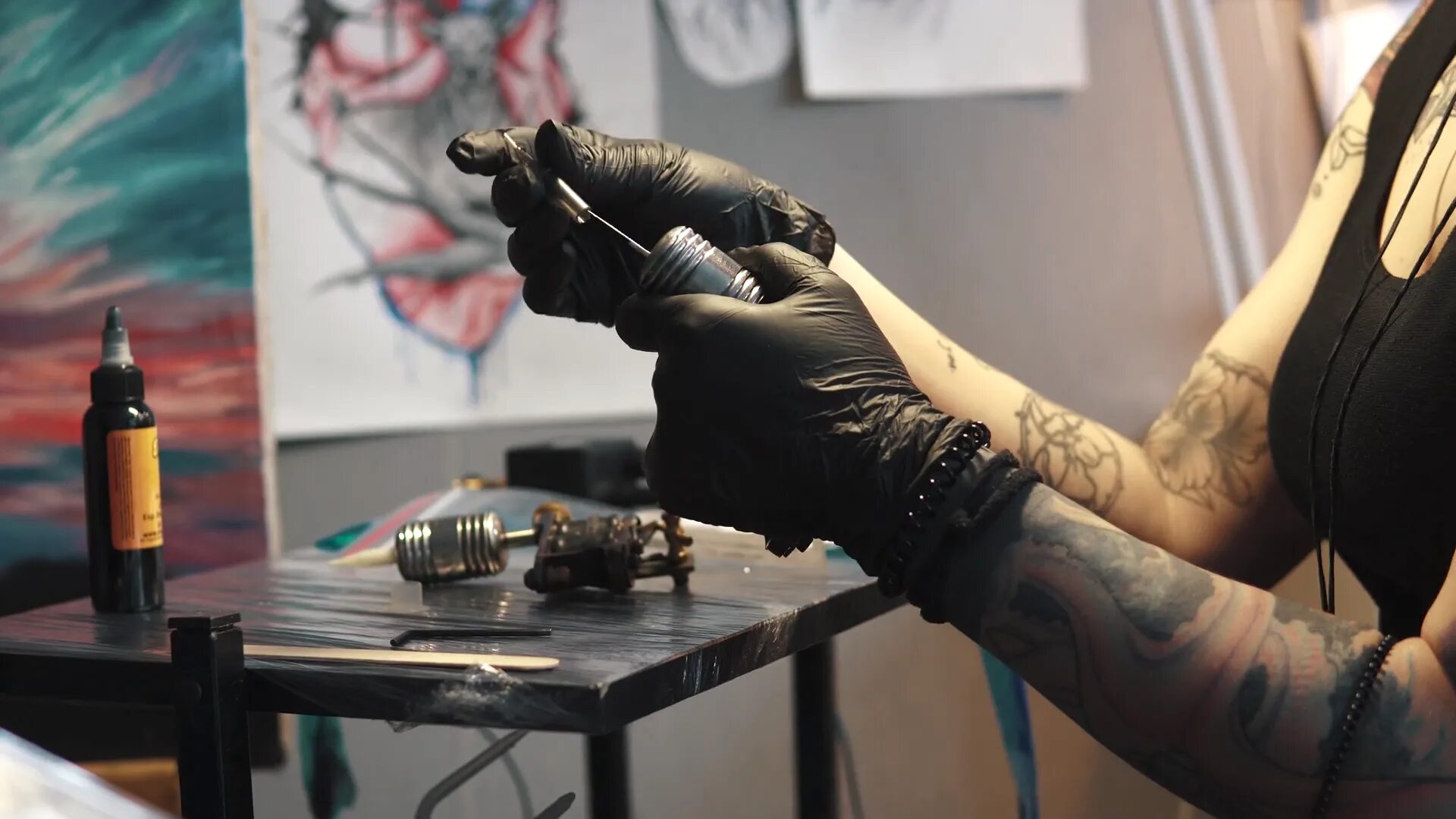 Начинающий тату мастер. Тату мастер класс. Тату мастер какие предметы сдавать. Образование для тату мастера. Татуировщик профессия.