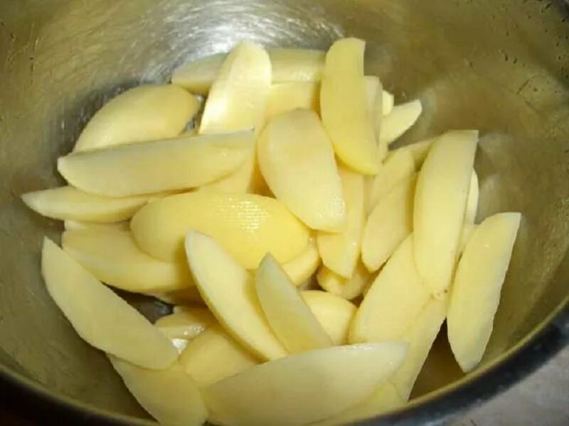 Нарезка ломтиками картофель. Нарезка картофеля ломтиками. Картошка нарезанная ломтиками. Картофель нарезанный дольками. Порезать картошку дольками.