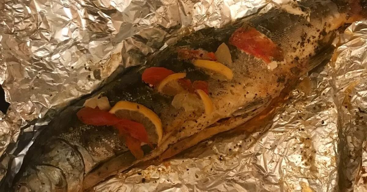 Горбуша запеченная в духовке в фольге целиком. Горбуша в духовке в фольге. Горбуша целиком в духовке сочная. Горбуша в духовке в фольге целиком. Горбуша запеченная в духовке в фольге.