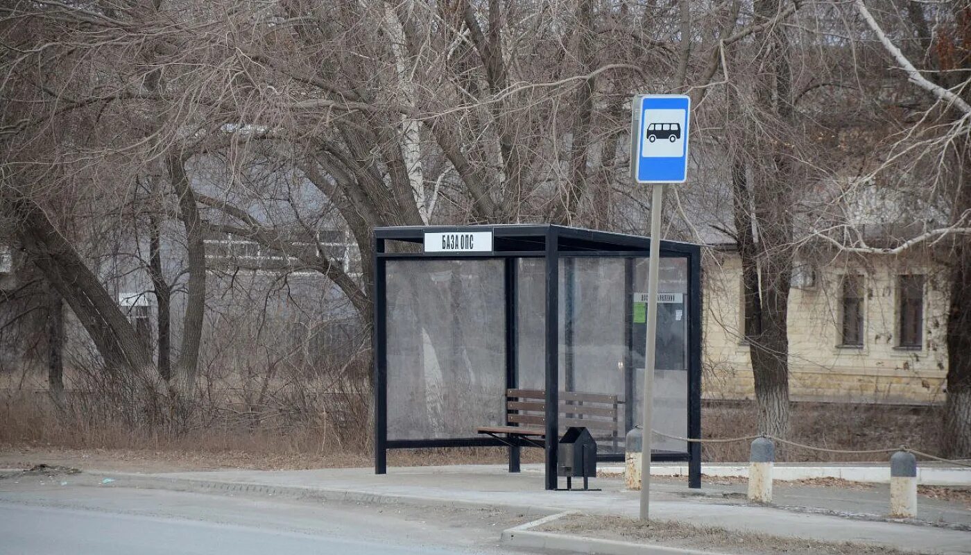 Новые остановки. Новые остановочные павильоны. Установка павильона. Остановочные павильоны в Мурманске зимой 2022.