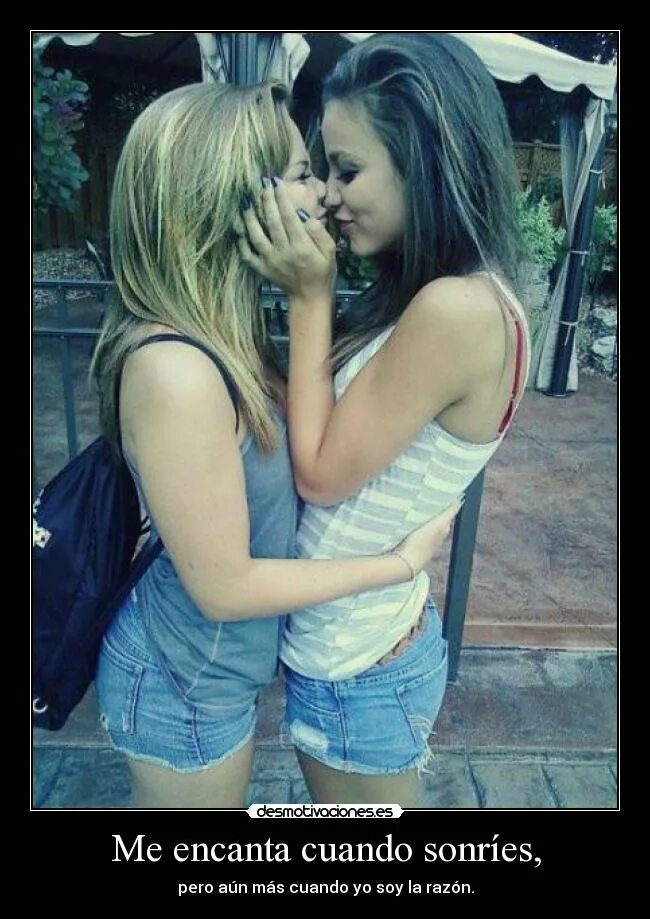 Две девушки трогают двух девушек. Две подруги обнимаются. Поцелуй девушек. Две девушки обнимаются. Две девушки целуются.