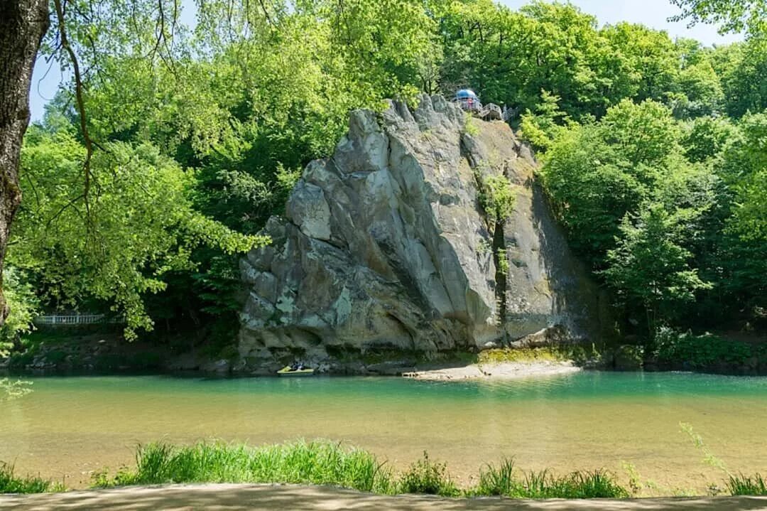 Курортные городки краснодарского края. Скала петушок Краснодарский край. Горы горячий ключ Краснодарский край. Скала петушок горячий ключ. Парк горячий ключ гора петушок.