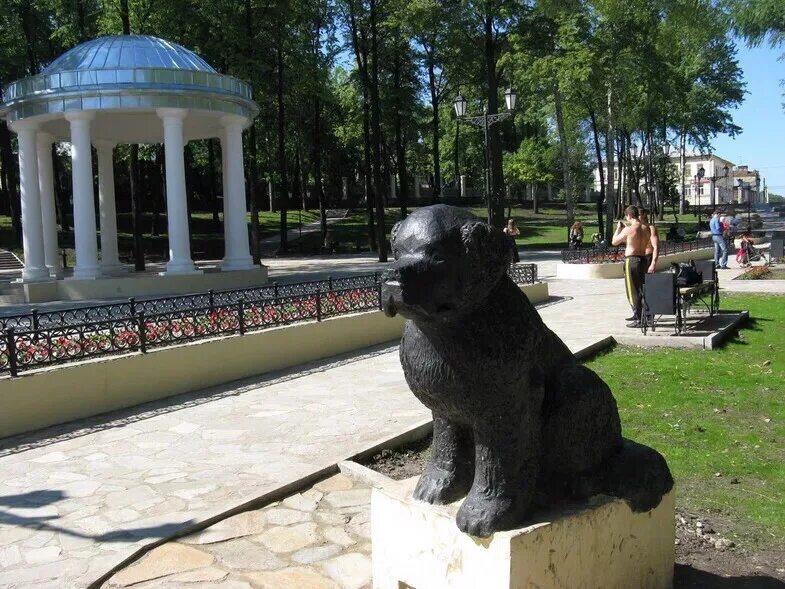 Чем знаменит пермский. Памятник собаке в Перми. Памятник собаке спасателю в Перми. Памятник «Скорбящий ньюфаундленд», г. Пермь. Памятник собаке водолазу в Перми.