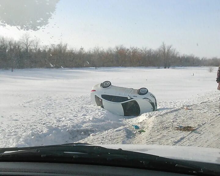 Перевернулась зимой. Перевертыши аварии зимой. Перевернулась зимой. Перевернулась зимой. Перевернулся зимой на авто.