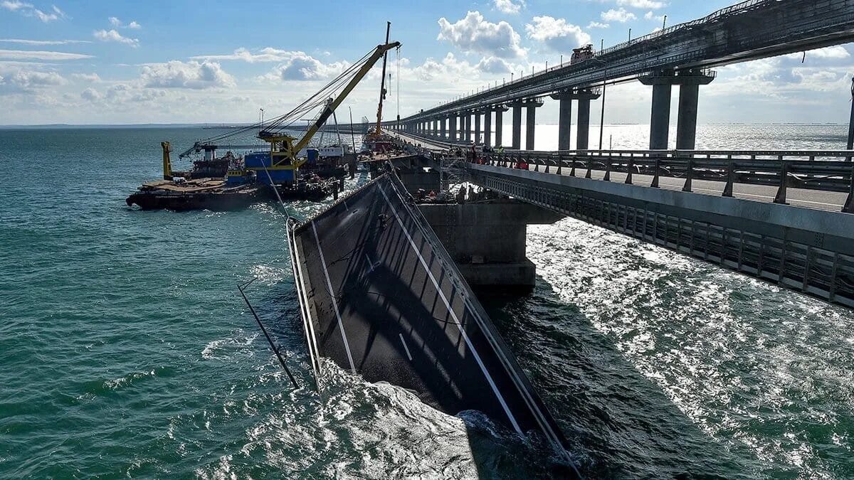 Почему закрыли крымский мост сейчас. Керченский мост 2025. мост через керченский пролив. взрыв крымского моста 2025. крымский мост автодорожный.