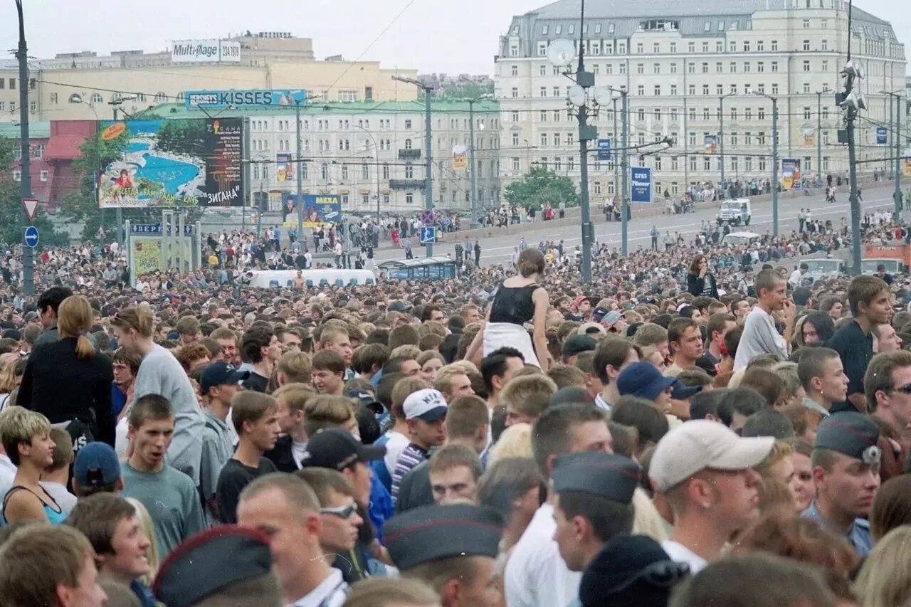 Концерт в москве сегодня начало. Концерт на Васильевском спуске. Васильевский спуск Москва концерты. Концерт 1996 Васильевский спуск. События в Москве.